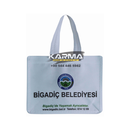 Beyaz yatay gövde, kısa beyaz kulplar ve yeşil-mavi amblem. Dikişli tela fuar çantası.