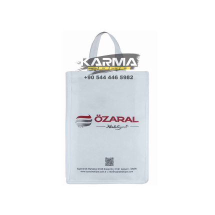 Beyaz dikey gövde ve kırmızı-siyah çizgili logo. Dikişli tela fuar çantası.