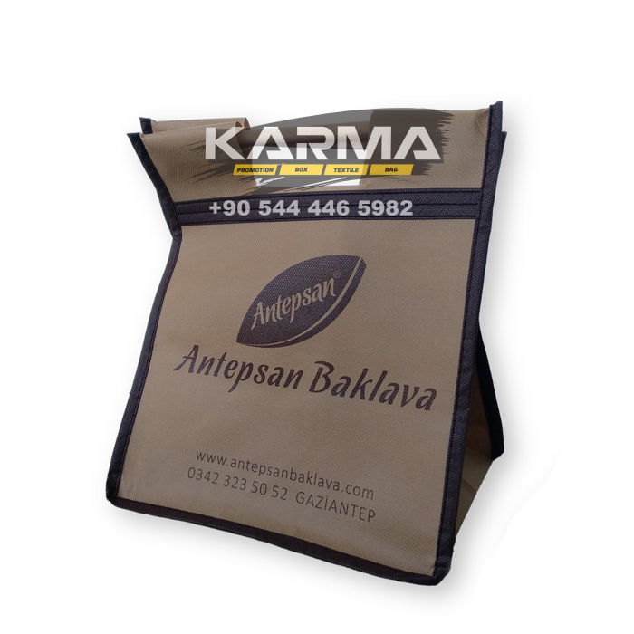 Fermuarlı Kahverengi Dikişli Tela Baklava Çantası Kahverengi dikey gövde, siyah kenar biyeleri ve fermuarlı üst bölüm. Fermuarlı Kahverengi Dikişli Tela Baklava Çantası