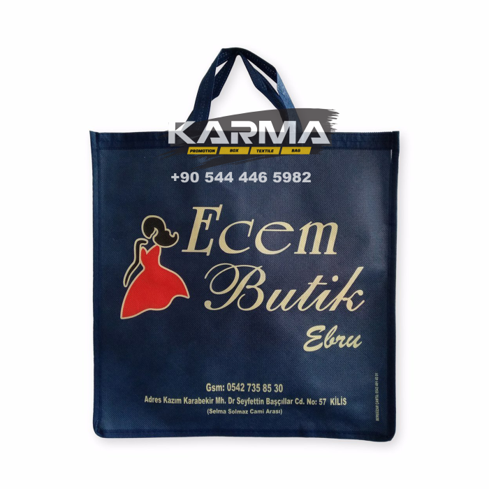 Lacivert Baskılı Dikişli Tela Butik Çantası Lacivert gövde üzerinde altın tonlu yazı ve kırmızı elbise figürü. Lacivert Baskılı Dikişli Tela Butik Çantası