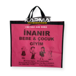 Pembe gövde üzerinde çocuk figürleri, siyah kulplar ve biyeler. Pembe Siyah Biyeli Dikişli Tela Çocuk Giyim Çantası