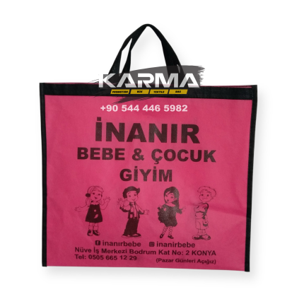 Pembe gövde üzerinde çocuk figürleri, siyah kulplar ve biyeler. Pembe Siyah Biyeli Dikişli Tela Çocuk Giyim Çantası