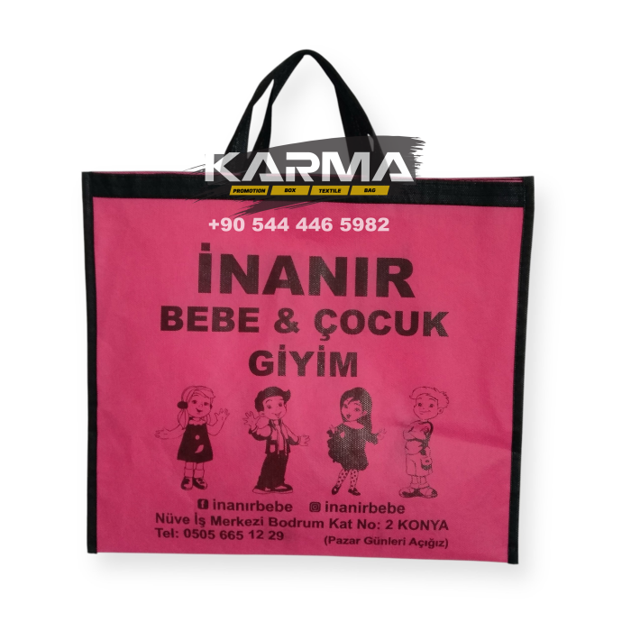 Pembe gövde üzerinde çocuk figürleri, siyah kulplar ve biyeler. Pembe Siyah Biyeli Dikişli Tela Çocuk Giyim Çantası