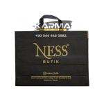 Siyah yatay gövde üzerinde altın tonlu logo baskısı. Siyah Altın Baskılı Ultrasonik Tela Butik Çantası