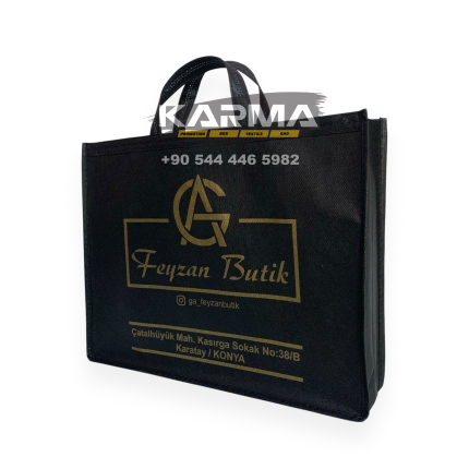 Siyah körüklü gövde üzerinde altın tonlu logo ve çerçeve. Siyah Altın Logolu Körüklü Dikişli Tela Butik Çantası
